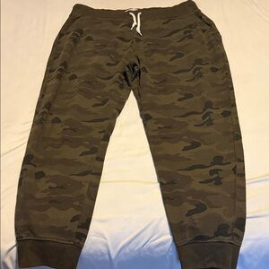 Old Navy Men’s Green Camo Joggers